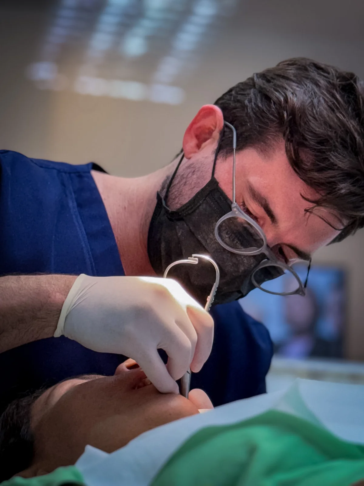Profissional durante consulta odontológica