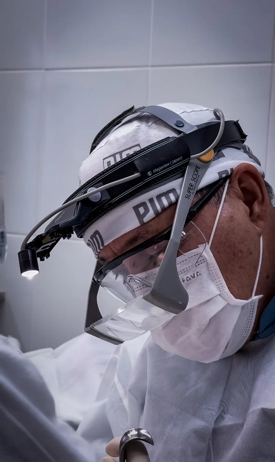 Profissional utilizando lupa odontológica