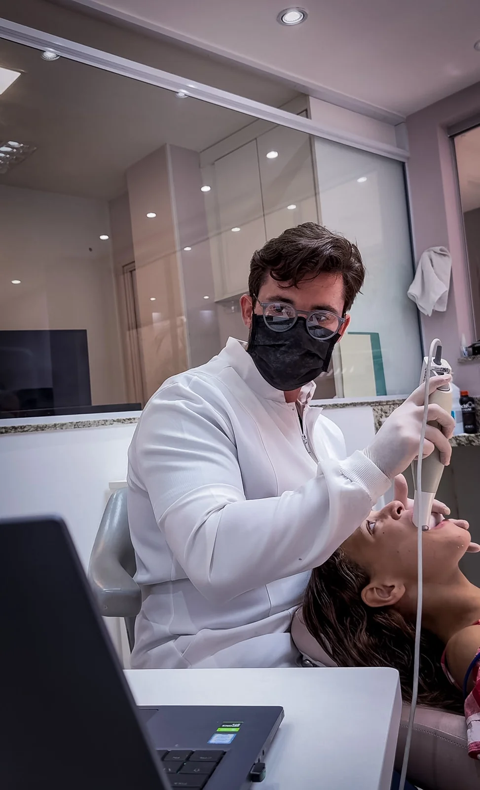 Atendimento com equipamento odontológico